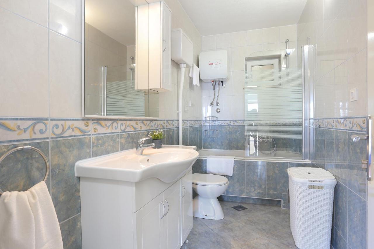 Apartments By The Sea Brela, Makarska - 2718 外观 照片
